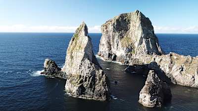 Grupo de islotes junto a la costa de Irlanda.