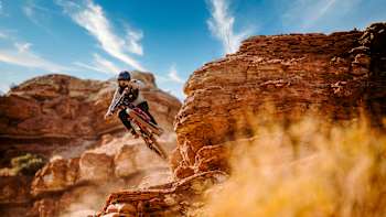 Vero Sandler shows her classic style as she charges down the mountain.