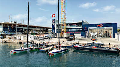 Vue depuis l'eau de la base Alinghi Red Bull Racing sur 2300 m².