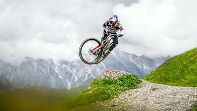 La vététistes Vali Höll s’envole sur son vélo VTT descente à Saalbach en Autriche.