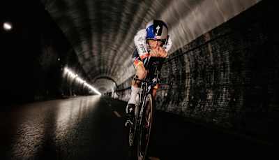 Als erster WorldTour-Fahrer tritt Lipowitz zum Check im Catesby Tunnel an.