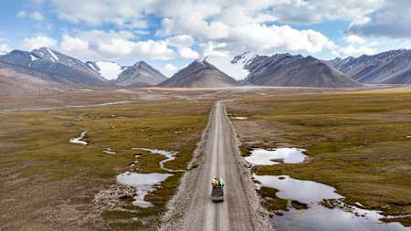 Адриан Маттерн по дороге в горы во время своей экспедиции на каяках по реке Сары-Джаз в Тянь-Шаньских горах в Кыргызстане.