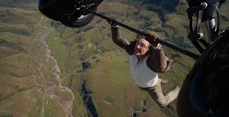 Tom Cruise fait ses propres cascades pendant le tournage de Mission Impossible.
