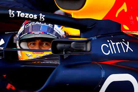 セルジオ・ぺレス 2023年F1ヘルメット写真 : F1通信jp