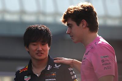 Yuki Tsunoda et Franco Colapinto en conversation lors de la parade des pilotes du Grand Prix d'Abu Dhabi, 2025.
