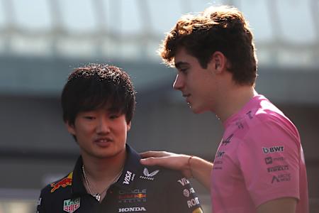 Yuki Tsunoda et Franco Colapinto en conversation lors de la parade des pilotes du Grand Prix d'Abu Dhabi, 2025.