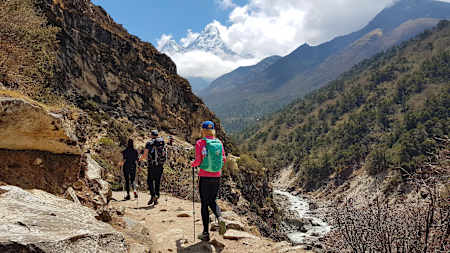 川を渡り、巨石や岩の多いセクションをクリアするにはトレッキングポールが必須