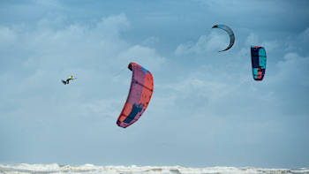 Learn how to frontroll on a kiteboard in six steps