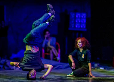 El B-Boy Sunni y la B-Girl Sarah Bee ensayan antes de una grabación.