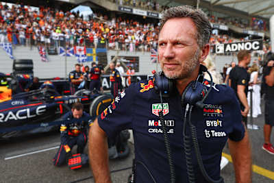 Red Bull Team-Chef Christian Horner in der Boxengasse beim Großen Preis von Abu Dhabi 2022. 