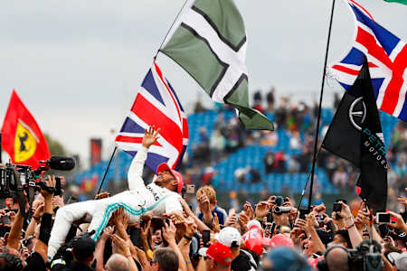 Lewis Hamilton świętujący z kibicami swój triumf w wyścigu F1 o GP Wielkiej Brytanii 2019