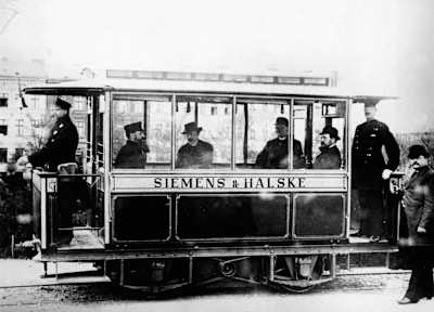 The first tram: 4,3 metres long and 20 km/h fast