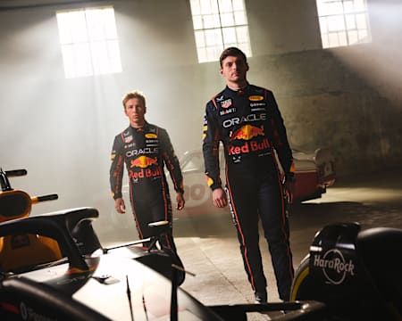 Max Verstappen y Liam Lawson posan durante una sesión de fotos para el arranque de la temporada de Red Bull Racing el 21 de febrero de 2025 en Londres, Reino Unido.  