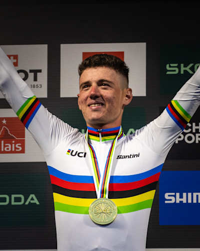 Adrien Boichis bei der Siegerehrung des U23-Shorttrack-Rennens.