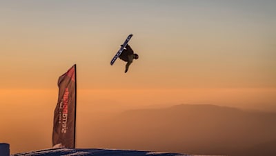 Kairo Arbesu volando con su Help en una sunset sesión de Sierra Nevada.