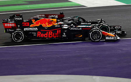 Max Verstappen walczący z Lewisem Hamiltonem w wyścigu F1 o GP Arabii Saudyjskiej 2021 na torze Jeddah