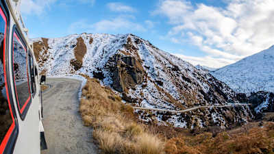 Un tramo de la Carretera de Skippers Canyon fotografiado desde un camión.