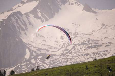 Chrigel Maurer (SUI1) fliegt über Zell am See, Österreich.