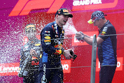 Les pilotes Max Verstappen et Sergio Pérez d'Oracle Red Bull Racing célèbrent sur le podium du Grand Prix de Chine de Formule 1 2024.