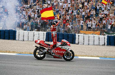 Alberto Puig celebra su victoria en el Gran Premio de España, disputado en el circuito de Jerez-Ángel Nieto, el 7 de mayo de 1995.