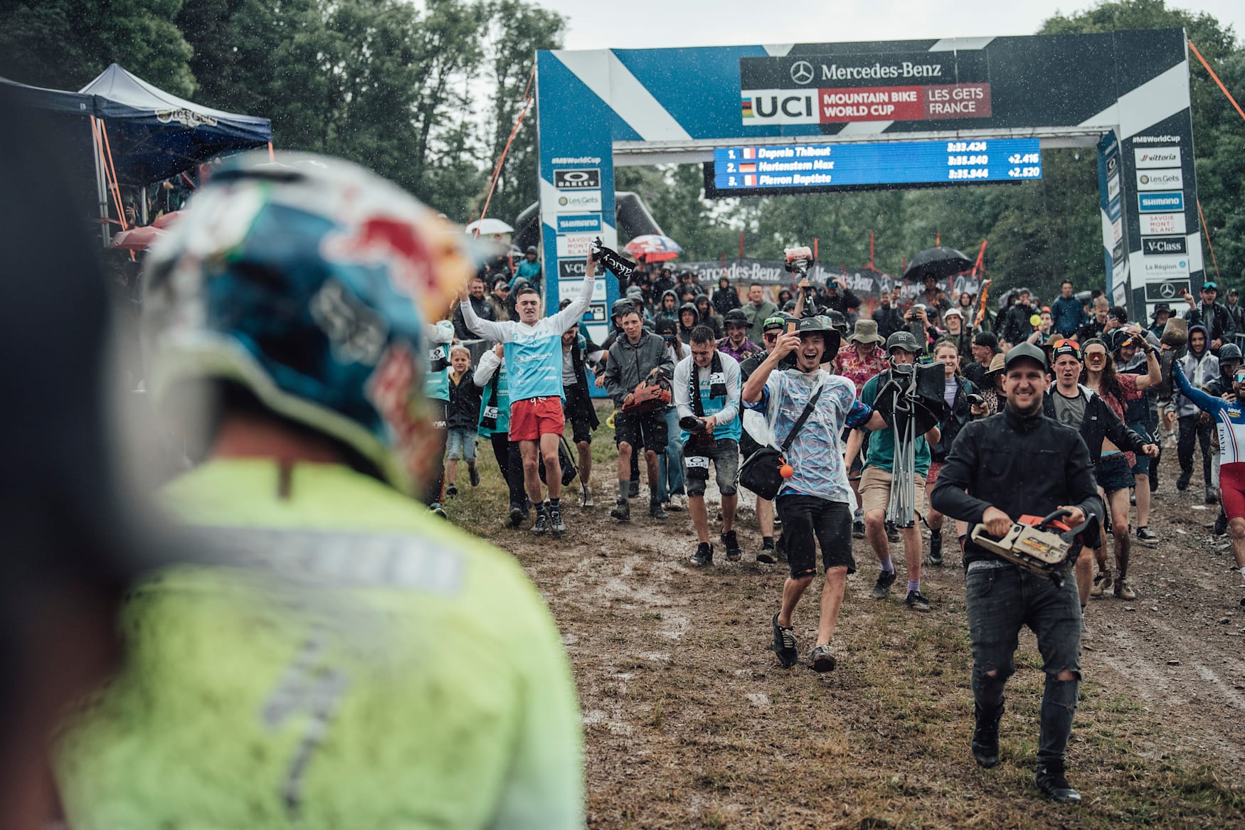 Fans run towards Loic Bruni in Les Gets 2021.