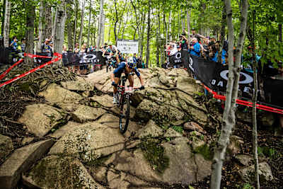 McConnell sigue a Courtney en una sección de rocas en Mont-Sainte-Anne, Canadá.