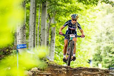 Pauline Ferrand-Prévot, rodeada de árboles, durante el Campeonato del Mundo en Mont-Sainte-Anne.