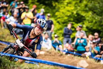 Kate Courtney en un peralte durante el Campeonato del Mundo 2019 en Mont-Sainte-Anne.
