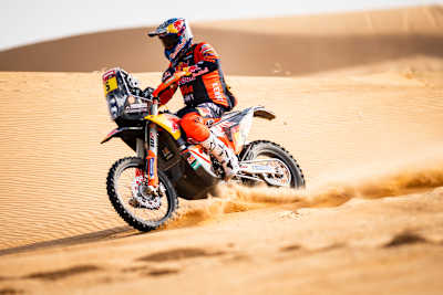 Sam Sunderland (GRB) од Red Bull KTM Factory Team за време на етапа 07 од Хаил до Сакака, Саудиска Арабија на 10 јануари 2021