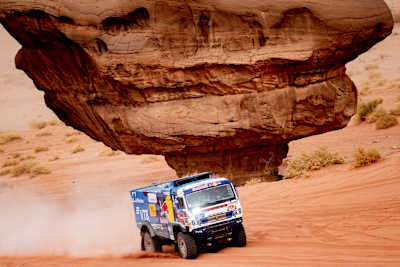Andrey Karginov, Andrey Mokeev e Igor Leonov del KAMAZ-master Team durante la décima etapa del Dakar 2021 entre Neom y Al-Ula, en Arabia Saudí, el 13 de enero de 2021.