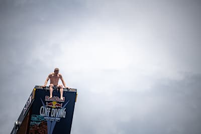 Gary Hunt se sienta sobre la plataforma de 27 metros en Saint-Raphaël, durante la primera parada de las Series Mundiales de Red Bull Cliff Diving 2021 en Francia, el 11 de junio de 2021.