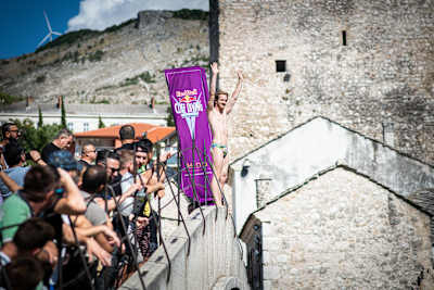 Gary Hunt skače na trećoj stanici Red Bull Cliff Diving Svjetskog prvenstva u Mostaru (Bosna i Hercegovina), 26. augusta 2021.
