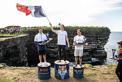 Constantin Popovici, Gary Hunt y Alessandro De Rose (desde la izquierda) en el podio de la cuarta parada de las Series Mundiales en Downpatrick Head, Irlanda, el 12 de septiembre de 2021.