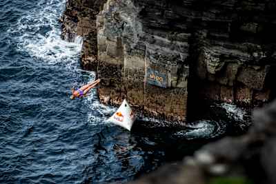 Rhiannan Iffland salta durante la cuarta parada de las Series Mundiales de Red Bull Cliff Diving en Downpatrick Head, Irlanda, el 12 de septiembre de 2021.