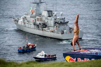 Carlos Gimeno se dispone a saltar durante la cuarta parada de las Series Mundiales de Red Bull Cliff Diving en Downpatrick Head, Irlanda, el 12 de septiembre de 2021.