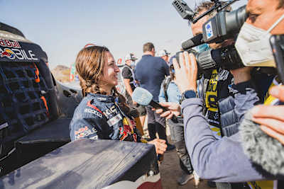 Cristina Gutiérrez Herrero (ESP) del Red Bull Off-road Junior Team en la línea de meta de la etapa 12 del Rally Dakar 2022 desde Bishah a Jeddah, Arabia Saudita, el 14 de enero de 2022.