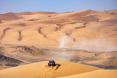 En el Rally Dakar 2025, el Dacia Sandrider de Nasser Al-Attiyah y Edouard Boulanger corre por las dunas de Arabia Saudí