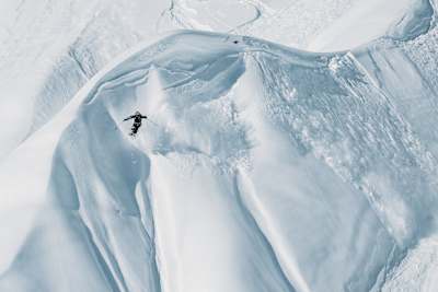 Markus Eder tackles steep, powdery slopes at the Natural Selection Tour in Alaska, captured in a thrilling moment from the 2025 competition.
