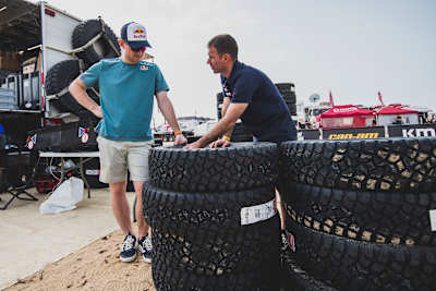 Mitchell Guthrie (USA) za juniorský tým Red Bull off-road USA presented by BF Goodrich na Rallye Dakar 2023 Sea Camp Bivouac v Saúdské Arábii 30. prosince 2022. 
