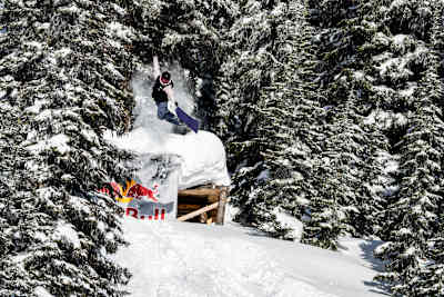 Ellery Manning während ihres Qualifikationslaufs an Tag 1 der Natural Selection Tour 2025 in Revelstoke, Kanada.
