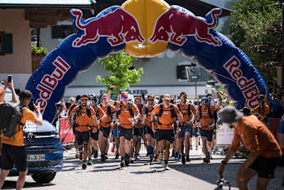 Dynamischer Start beim Red Bull X Alps Prolog: Die Athleten stürmen von der Startlinie in Kirchberg in Österreich und fangen die aufregende Energie des Rennens 2025 ein