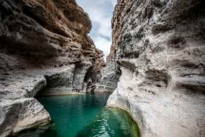 Les falaises surplombent l'eau à Oman, Muscat