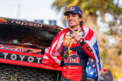 Seth Quintero celebra en el podio de meta del Desafío Ruta 40 en San Juan, Argentina.
