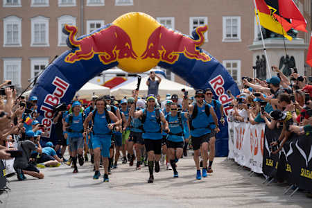 Die Athleten am Start von Red Bull X-Alps 2021 in Salzburg, Österreich, am 20. Juni 2021.