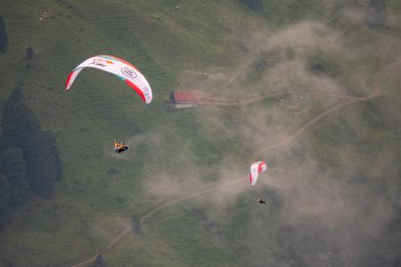 Die Athleten nutzten die Zeitfenster zwischen den Gewittern um möglichst weit zu fliegen.