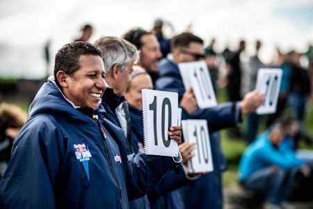 Kampfrichter Antonio Martinez aus Mexiko während des letzten Wettkampftages des vierten Stopps der Red Bull Cliff Diving World Series am Downpatrick Head in Irland am 12. September 2021.