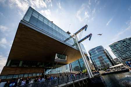 Ein Blick auf die Sprungtürme an der Bostoner Uferpromenade.