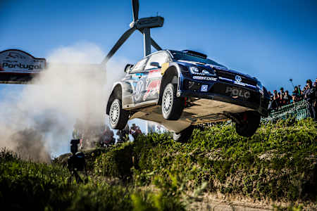 Sebastien Ogier &amp; Julien Ingrassia 2015 FIA Dünya Ralli Şampiyonası Portekiz sırasında Porto, Portekiz'de.