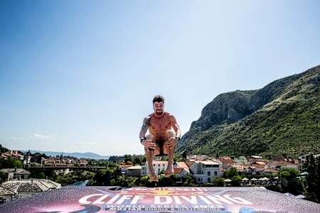 Carlos Gimeno nimmt am Red Bull Cliff Diving teil, Mostar, Bosnien und Herzegowina, September 2023.