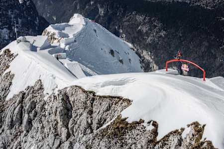 Wakeboardowy profesjonalista i snowboardowy as Felox Georgii wykonuje boardslide na swoim snowboardzie podczas Slopestyle on the Edge.